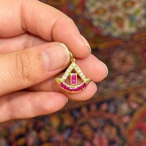 Elegant 18K gold Diamond and Ruby pendant